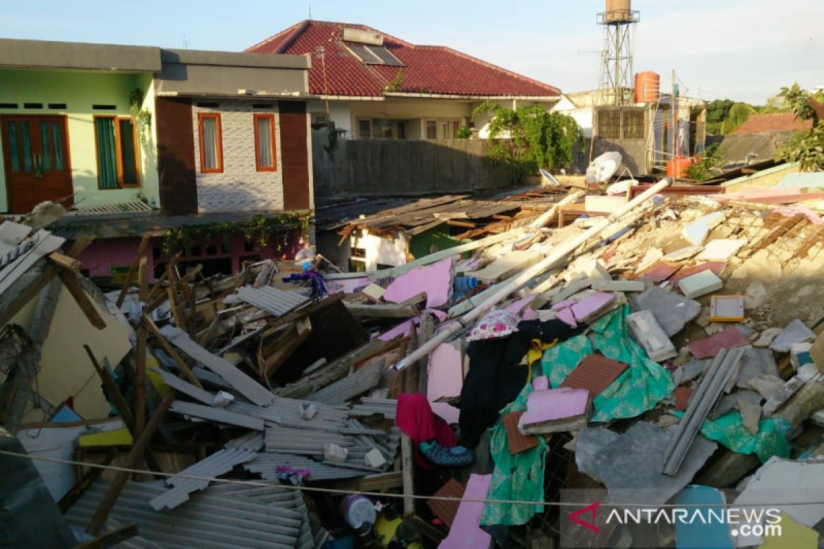 Indekos tiga lantai yang roboh dibangun tanpa izin