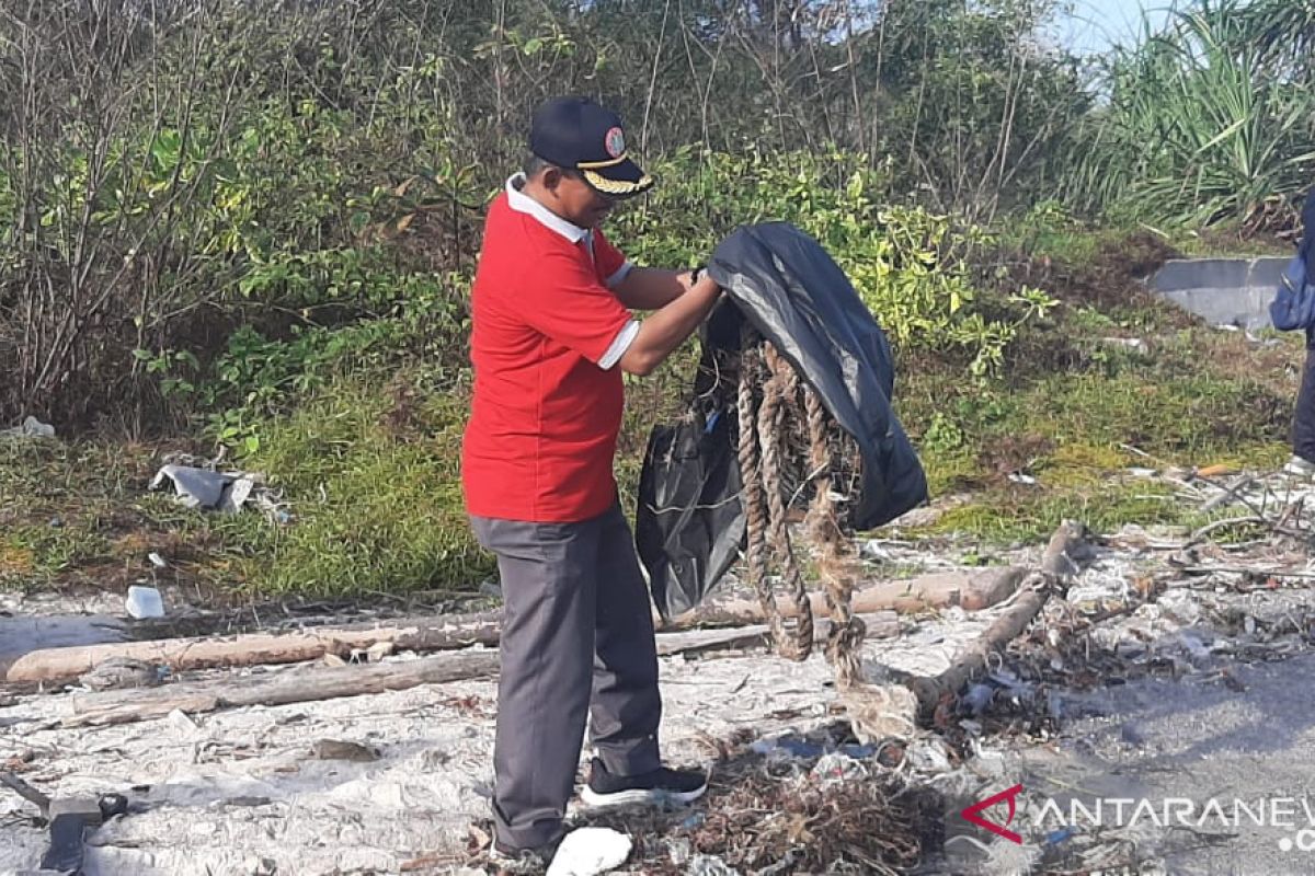 Ketua DPRD Bangka bersama jurnalis bersihkan pantai