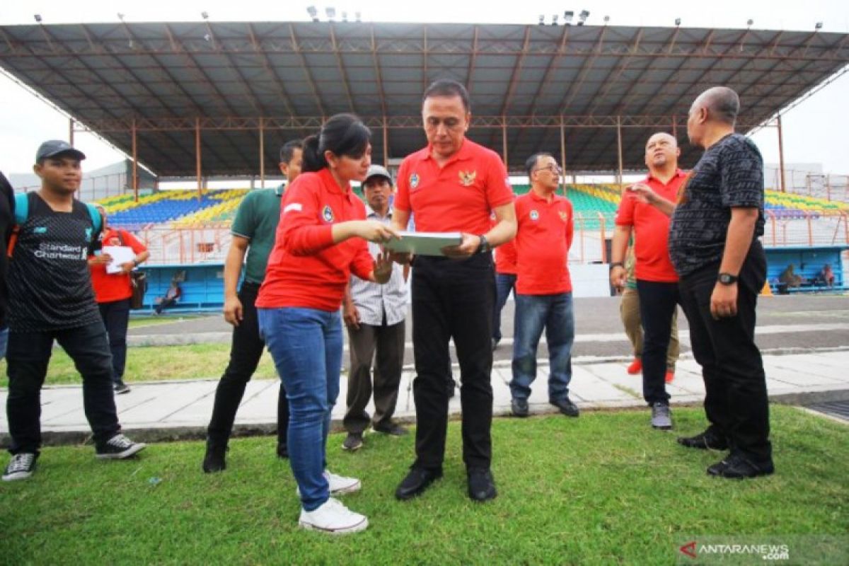 Ketua Umum PSSI tinjau lapangan pendukung untuk Piala Dunia U-20 di Surabaya