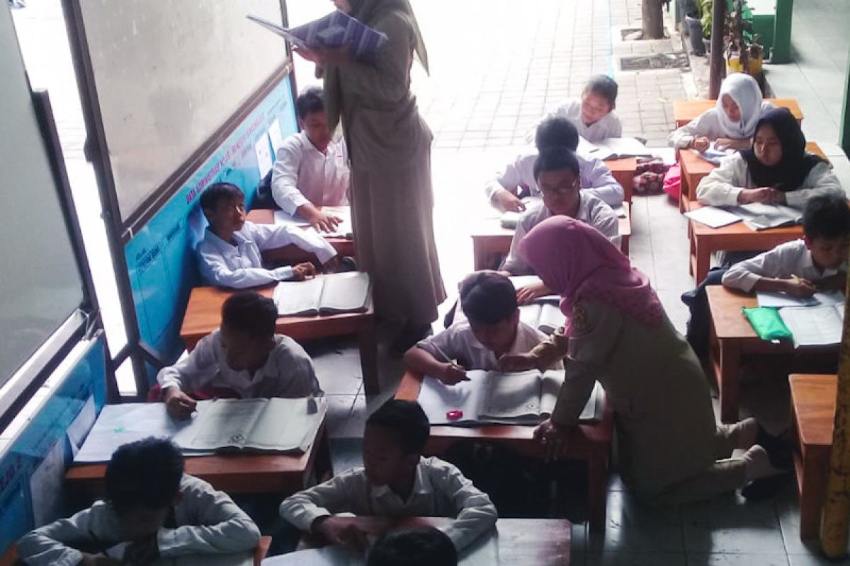 Siswa SD Negeri Bangunrejo 2 Yogyakarta mulai belajar di aula