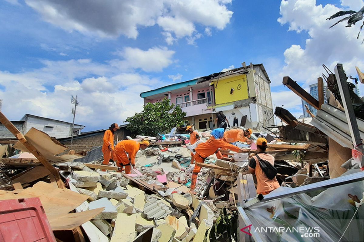 Penghuni indekos roboh mulai cari barang berharga miliknya