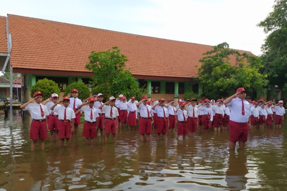 Dua pekan SDN Banjarasri Sidoarjo tergenang banjir