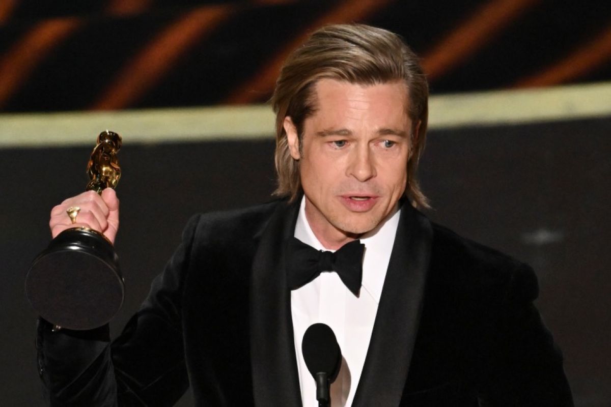 Brad Pitt bawa pulang piala Oscar untuk pertama kalinya