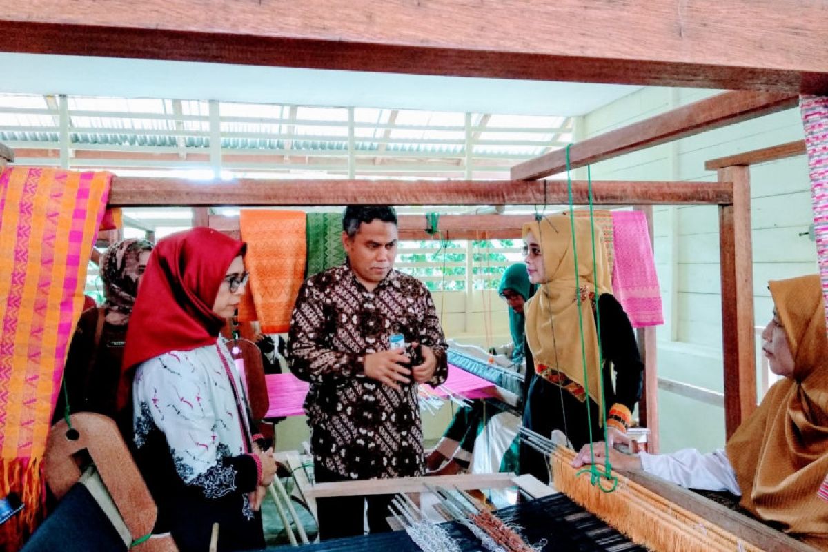 BI bantu pengembangan kerajinan tenun Aceh