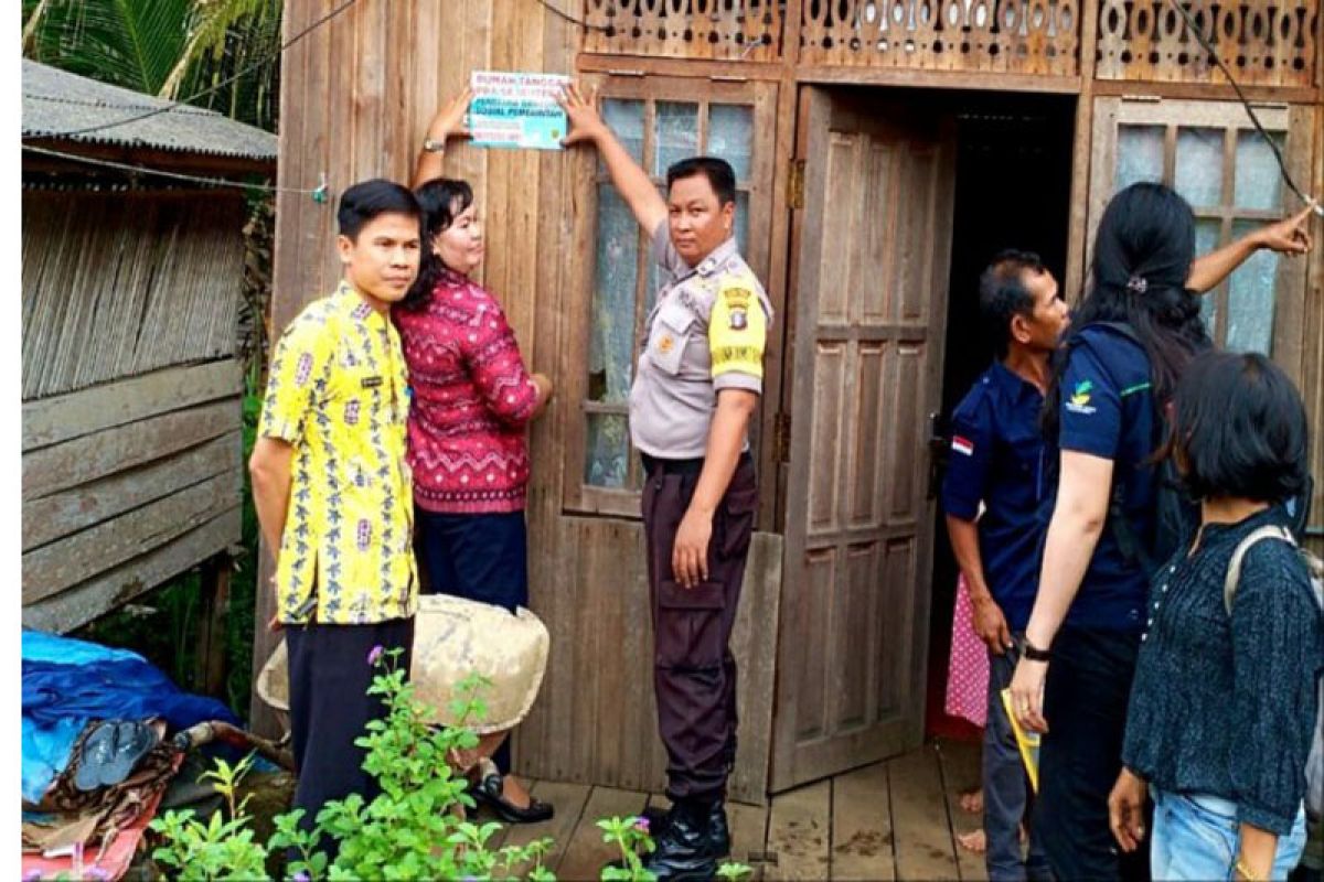 Rumah penerima bantuan sosial ditempeli stiker keluarga miskin