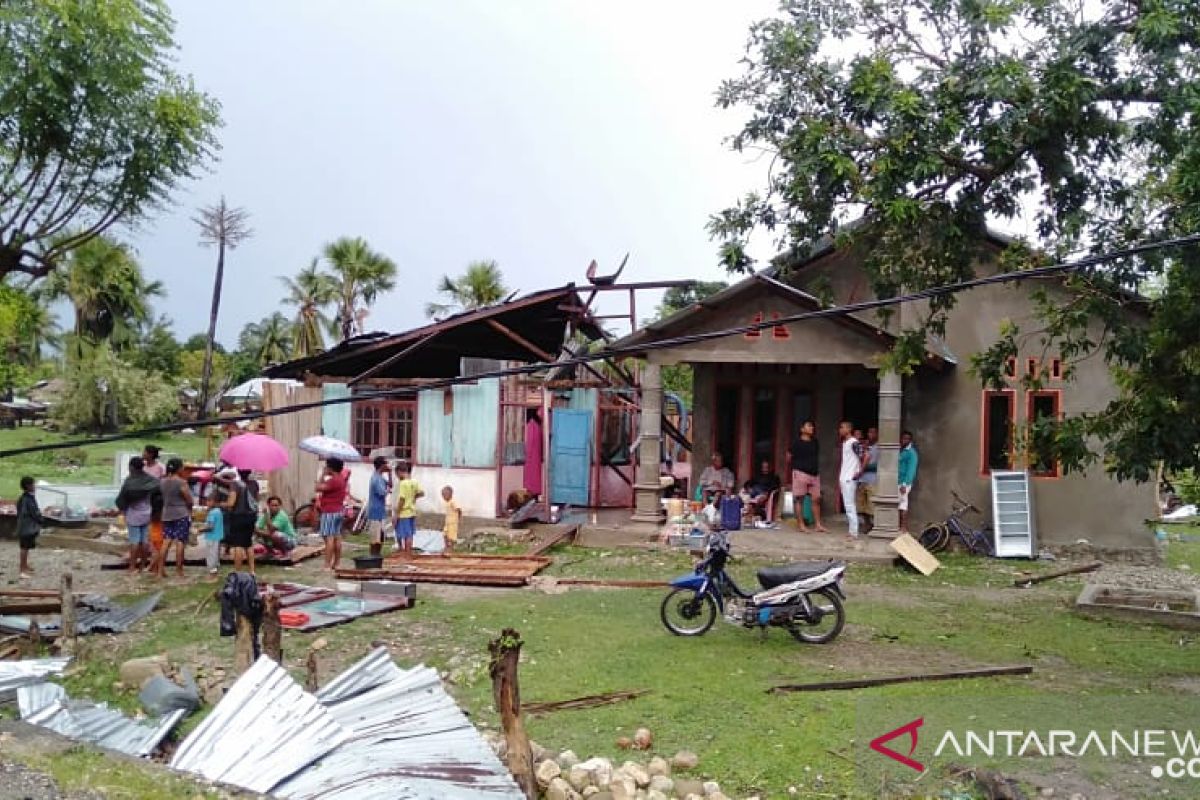 Angin puting beliung hancurkan belasan rumah di Malaka NTT