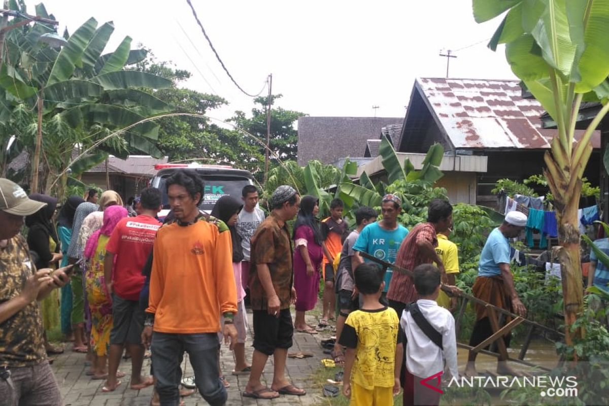 Rumah kebanjiran ayah dan anak meninggal tersetrum listrik
