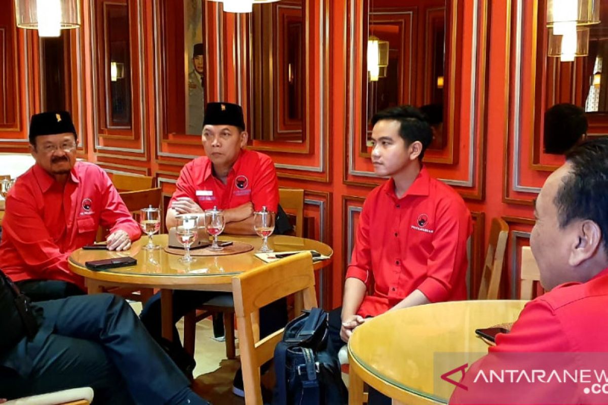 Sebelum ikut "Fit and Proper Test", Gibran dan Purnomo ditawari makan siang