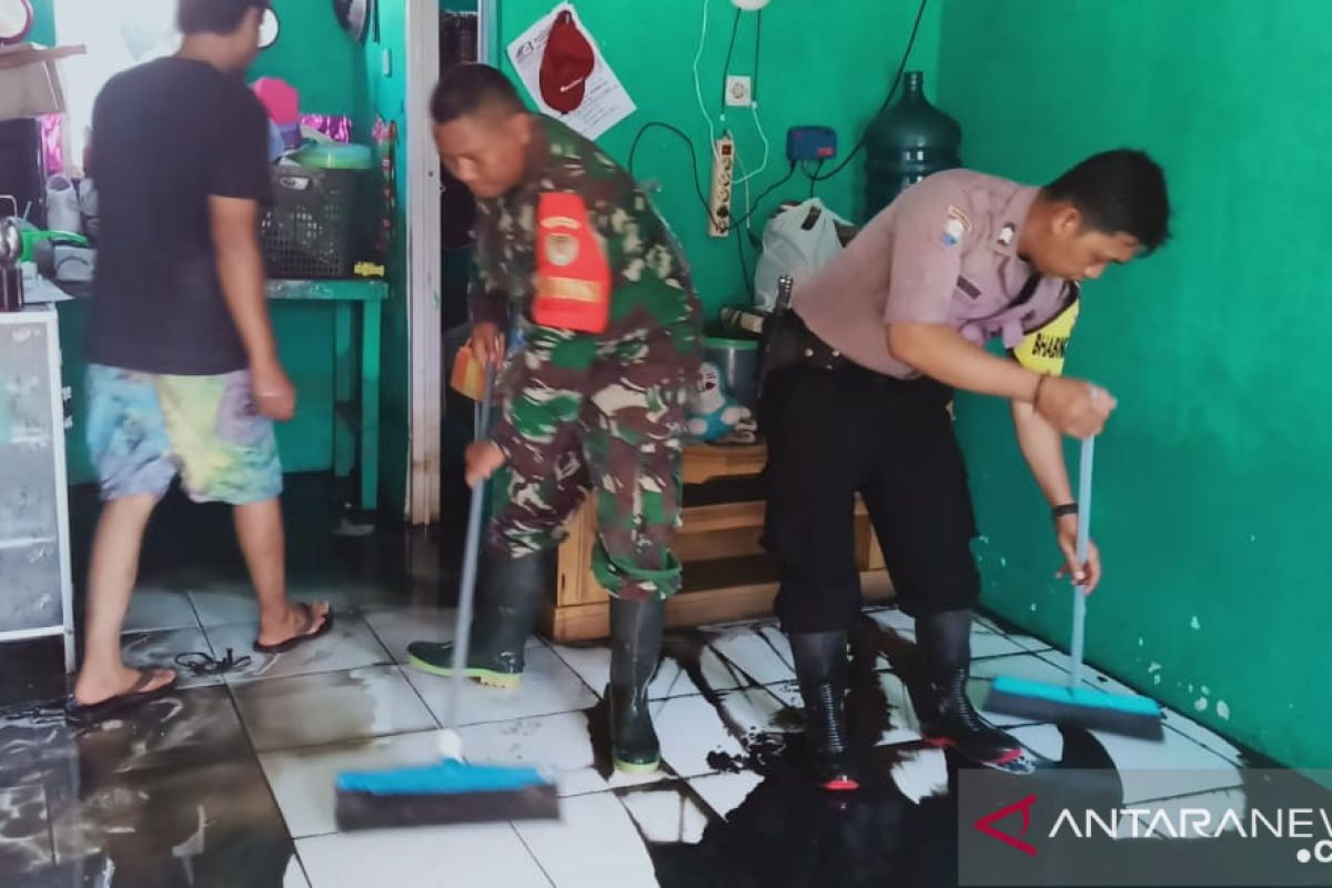 TNI/Polri membantu warga bersihkan rumah pascabanjir di Serang