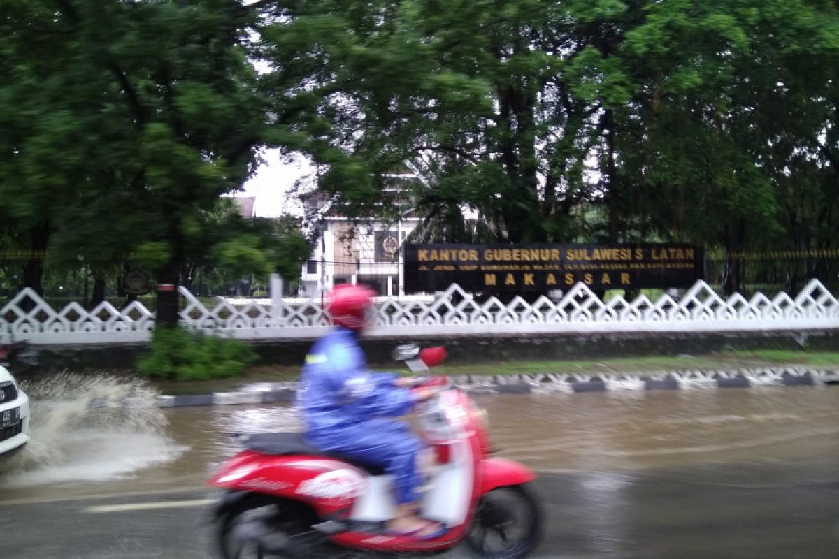 Hujan picu genangan air di jalan poros Makassar