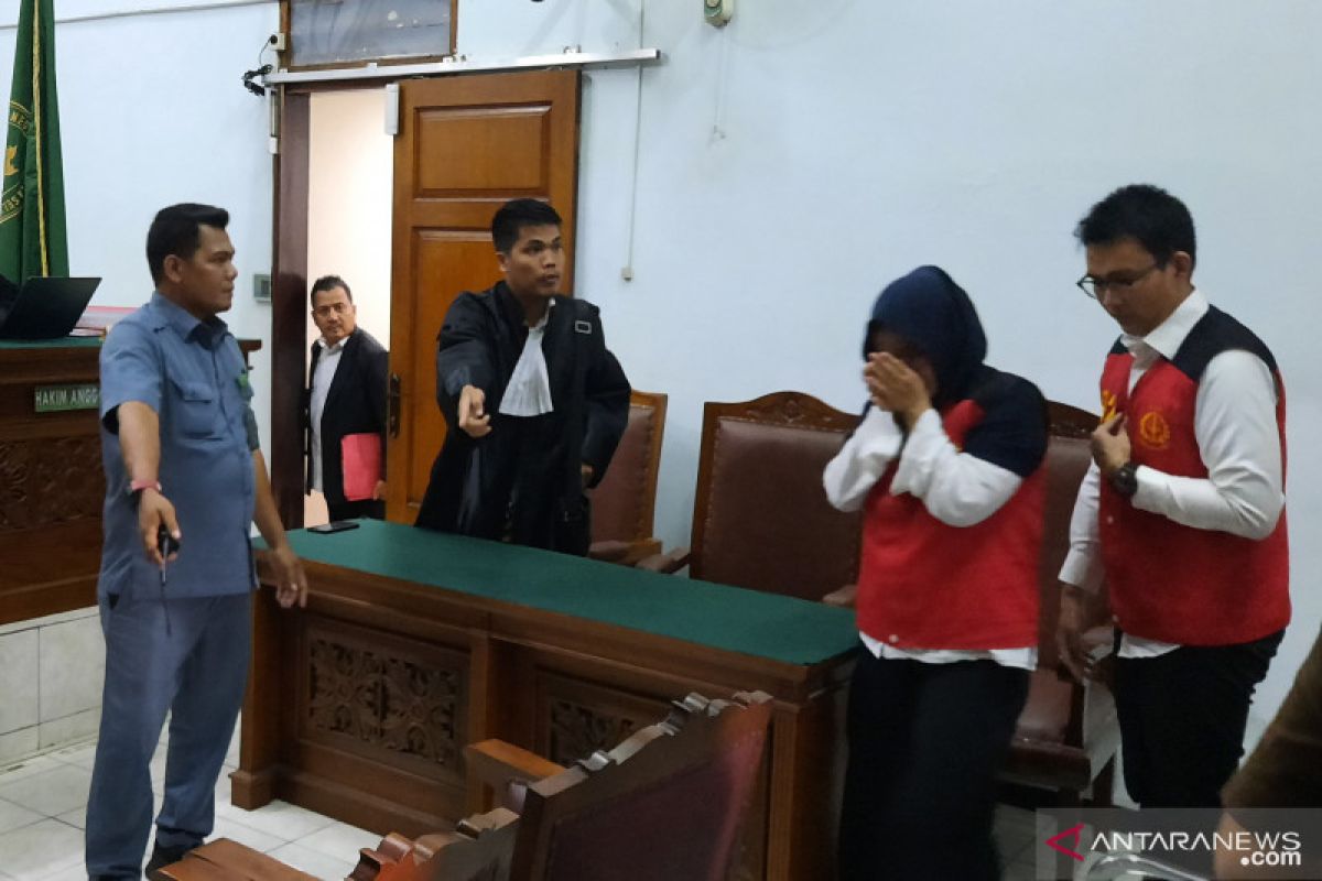 Beberapa upaya Aulia Kesuma bunuh suami dan anaknya diawali dengan santet