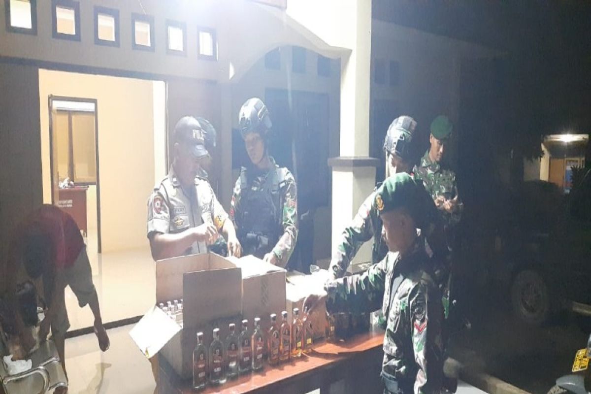 Prajurit TNI Satgas Yonif MR 411/Pandawa serahkan 4.771 botol minuman beralkohol