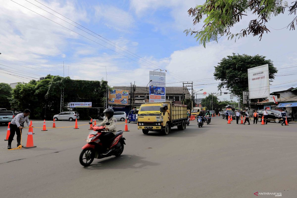 Atasi macet, perempatan Teuku Umar Karawaci diberi pembatas jalan