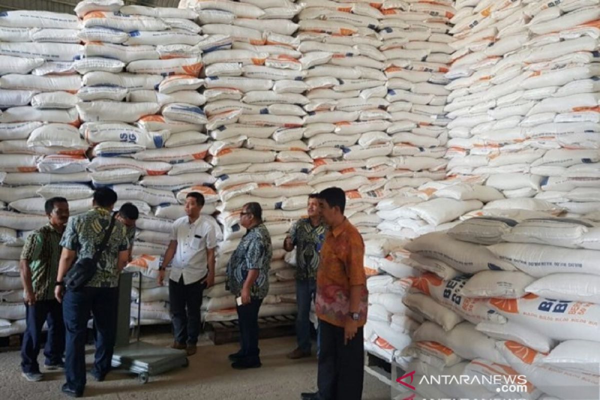 6.980 ton beras petani ditampungBulog Riau Kepri