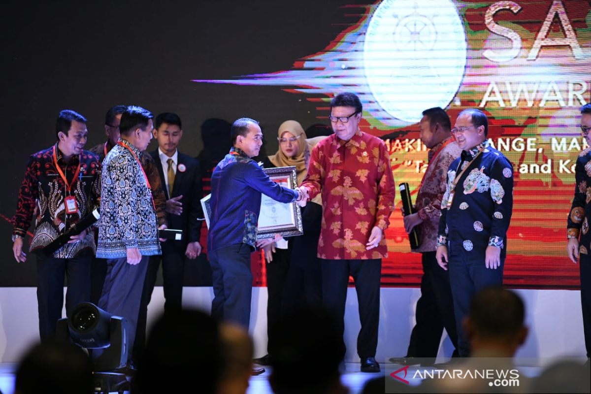 Bupati Bangka terima penghargaan SAKIP 2019
