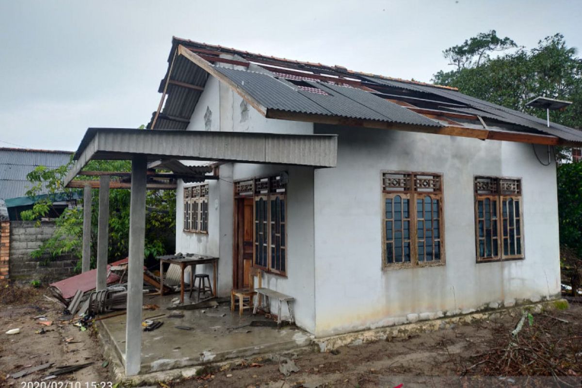 Terjangan puting beliung rusak belasan rumah di Bangka, sebut BPBD