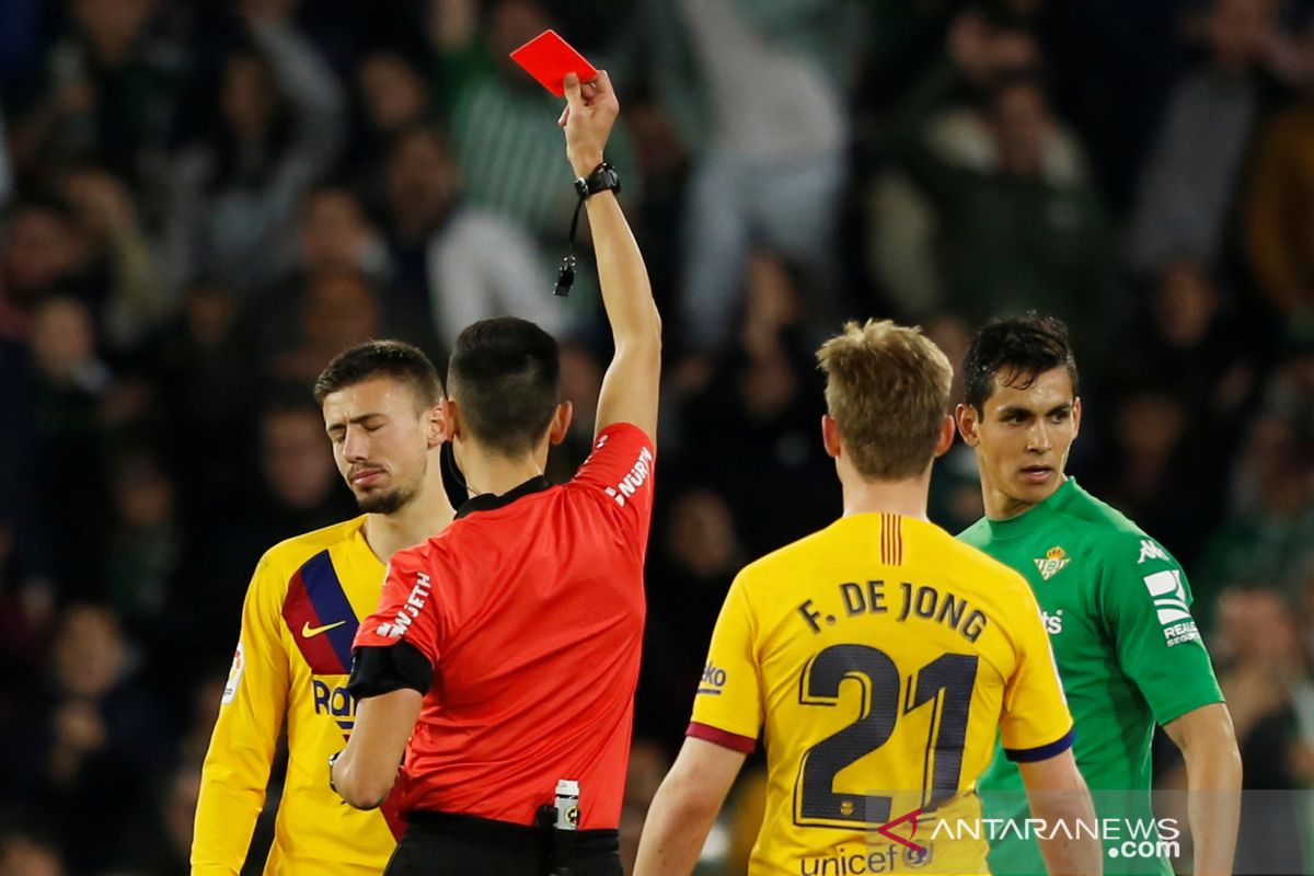 Wasit Liga Spanyol diistirahatkan setelah membuat Barca dan Real Betis marah