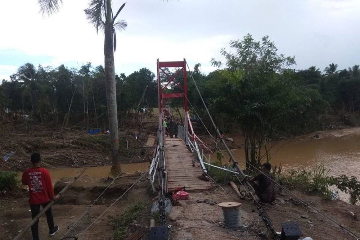 Relawan dan TNI bangun jembatan gantung di Kampung Susukan, Lebak