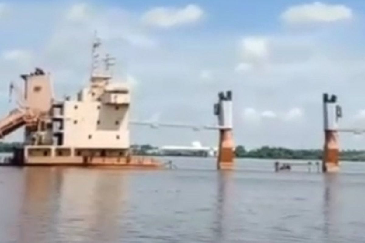 Kapal kargo "Surya Pekik"  tenggelam di sungai Kapuas