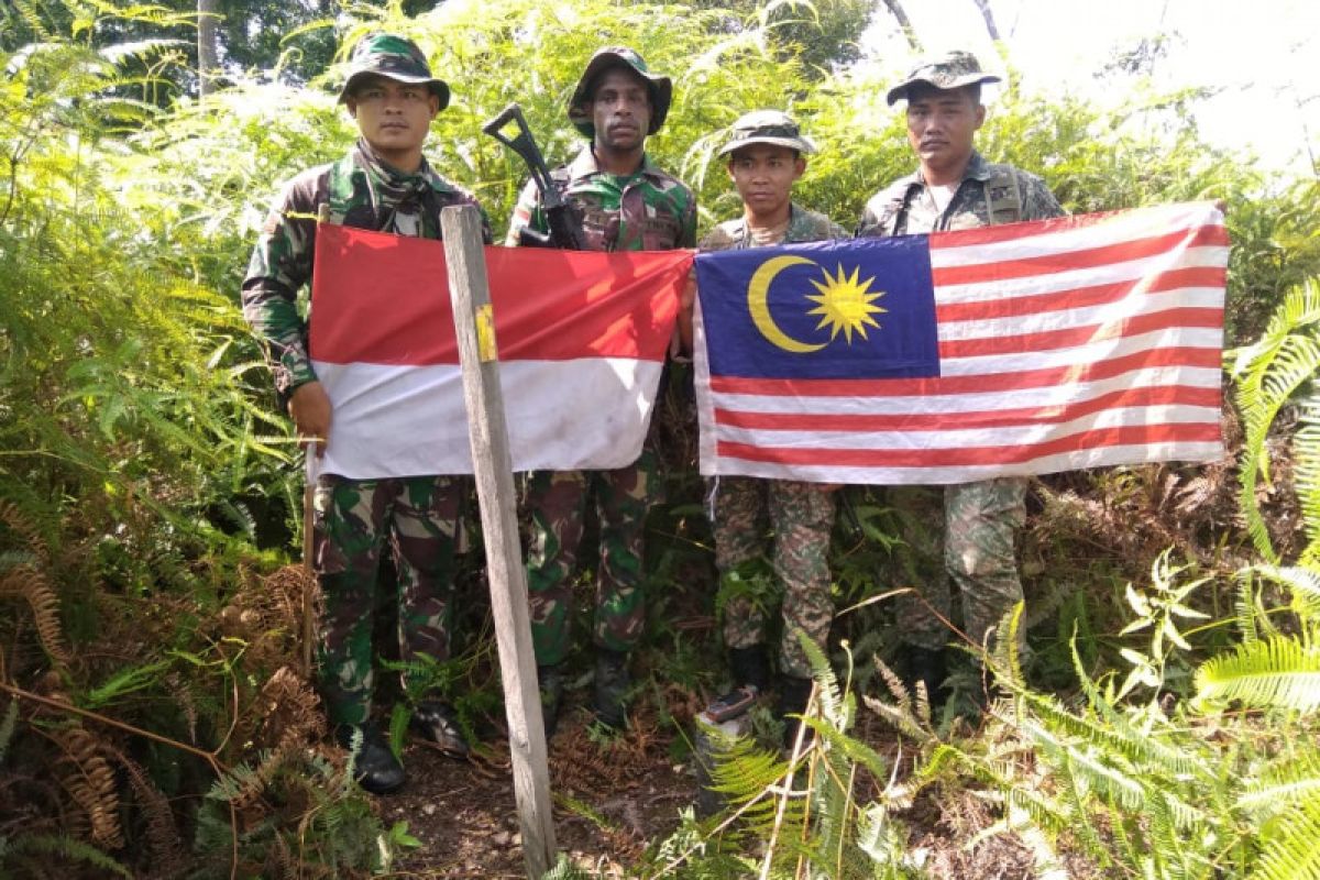 Tentara Indonesia - Malaysia patroli bersama di perbatasan