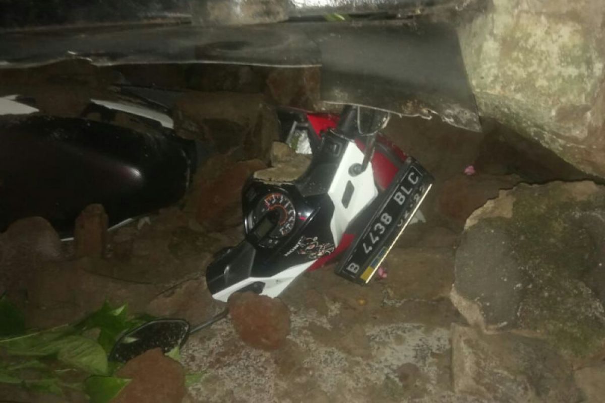 Longsor di Jalan Deplu Raya Jaksel, kendaraan ikut terjatuh