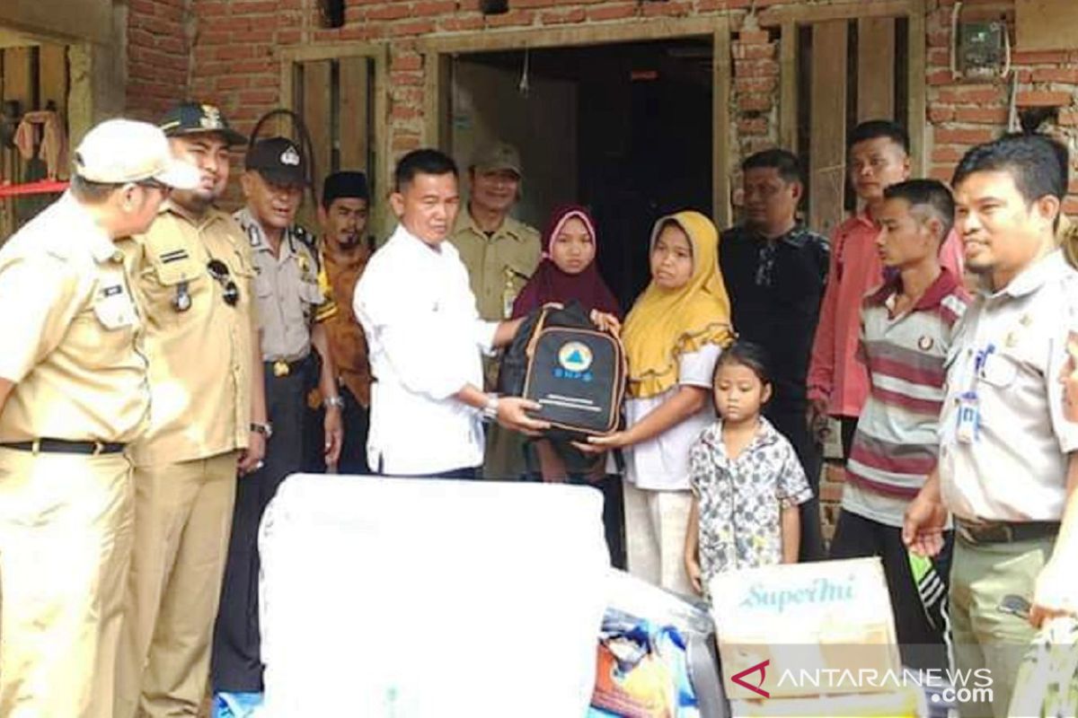 Wabup Dharmasraya serahkan bantuan korban banjir-tanah longsor IX Koto