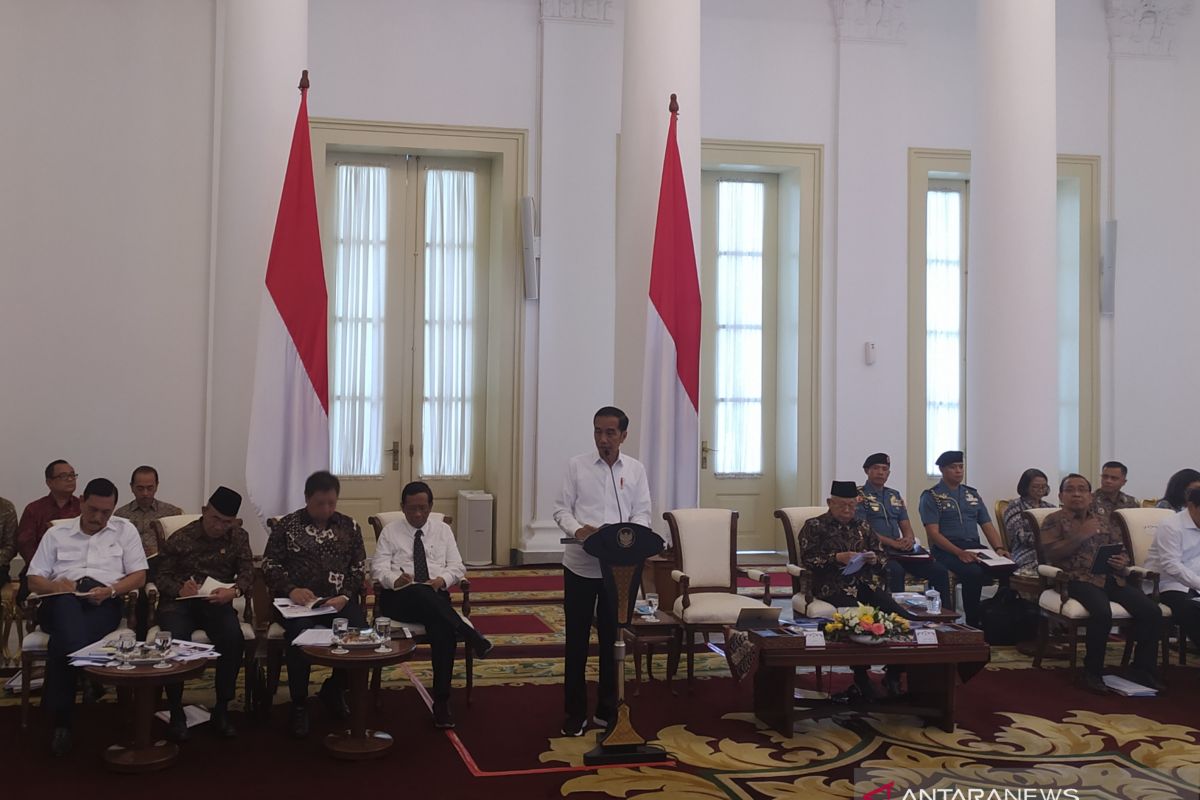 Jokowi minta kementerian percepat realisasi belanja