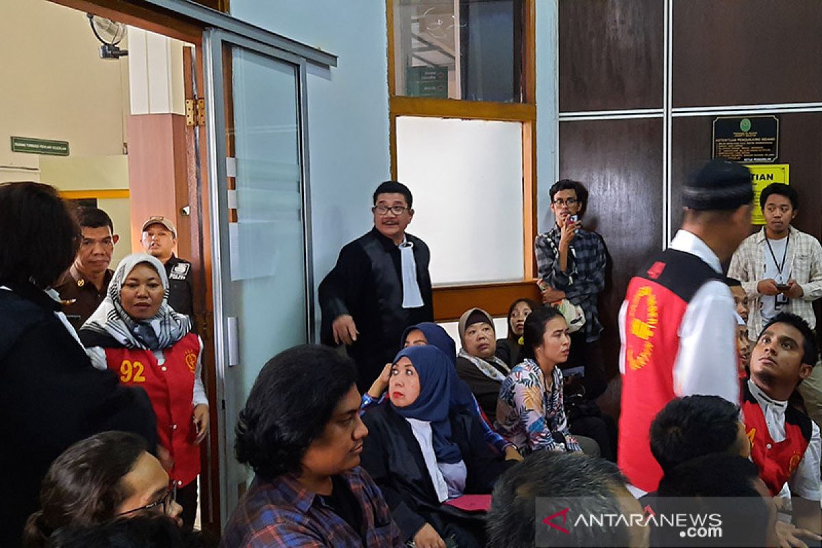 Kaki tangan istri pembunuh suami dan anak tiri jalani dakwaan