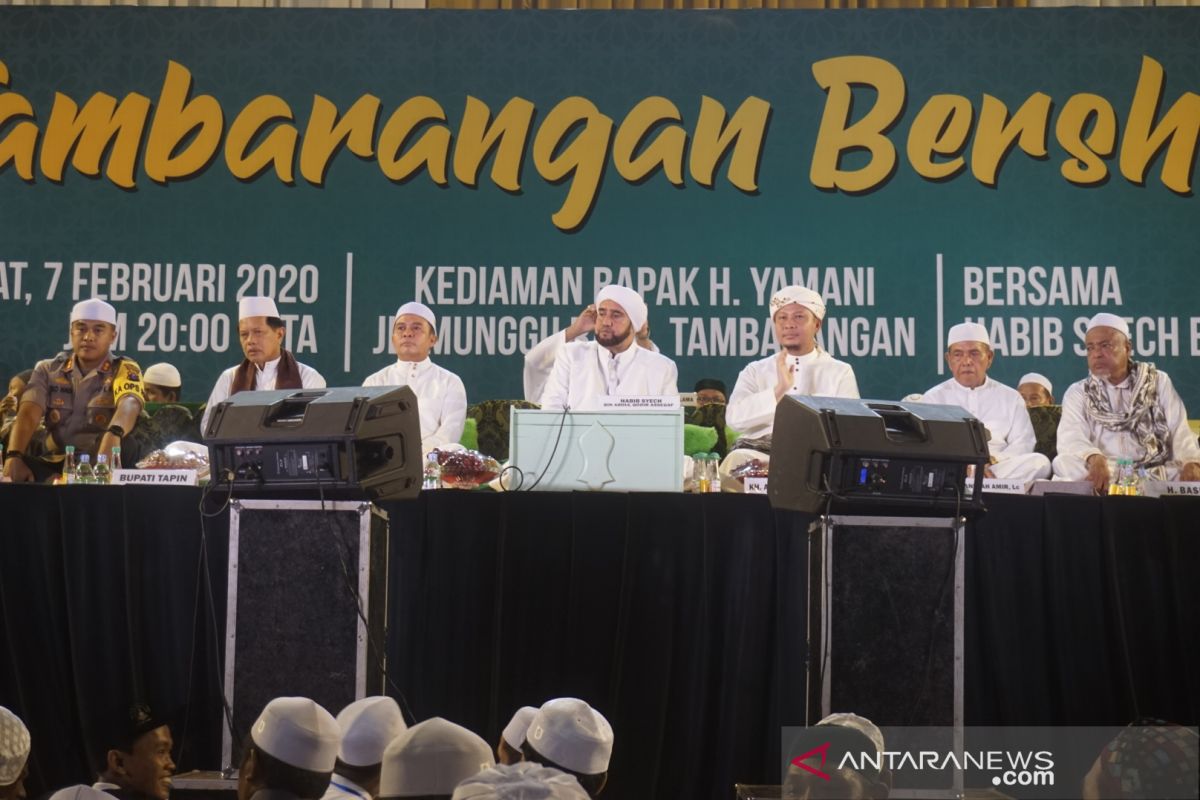 Ribuan Masyarakat Datangi Kediaman Ketua DPRD