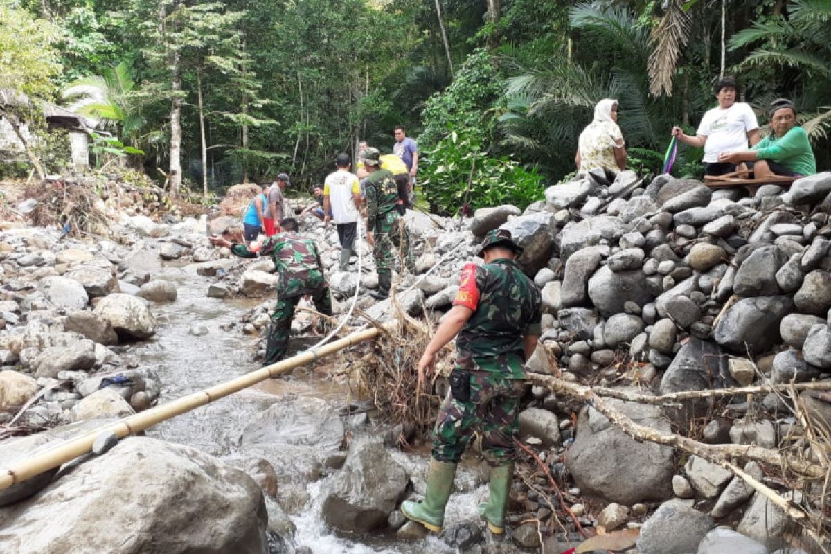 TNI di Sangihe bantu bangun talud di lokasi bencana
