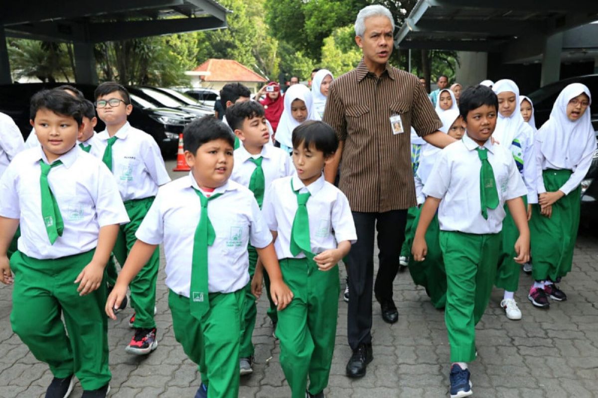 Ganjar ajak puluhan pelajar SD asal Cibubur keliling Kantor Gubernur