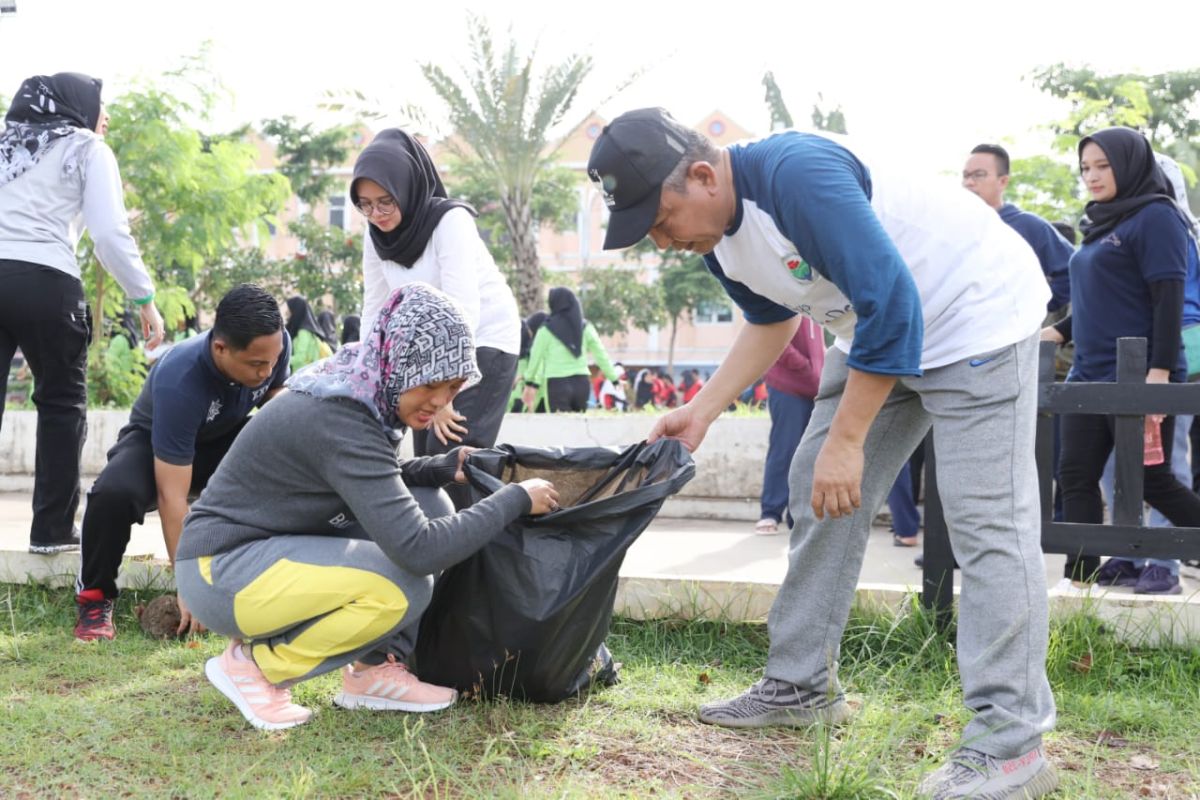 Nunik bersama ratusan siswa bersihkan Taman Gajah