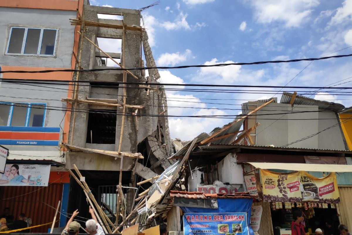 Ruko setengah jadi ambruk