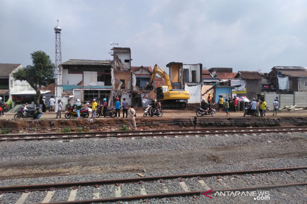 Pencari rongsokan tewas tertimpa bangunan di jalur reaktivasi KA Garut