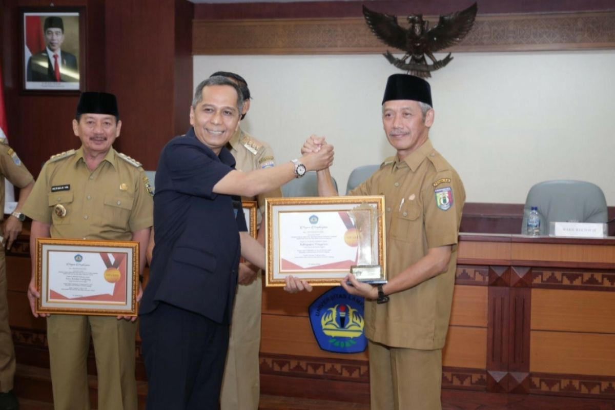 Tiga kepala daerah di Lampung raih Governance Award 2020