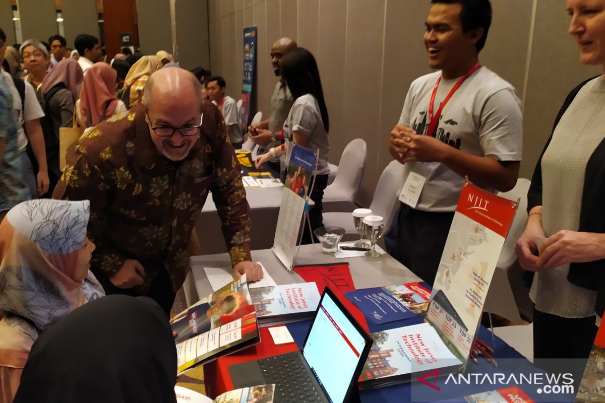 Belasan kampus AS ramaikan pameran pendidikan di Surabaya