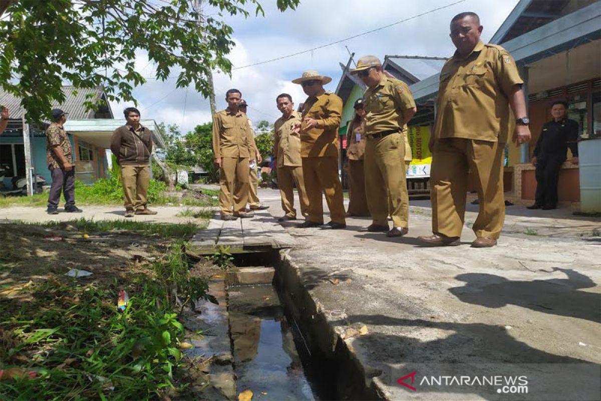 Targetkan bebas banjir dan sampah, Wabup Kobar tinjau kondisi drainase