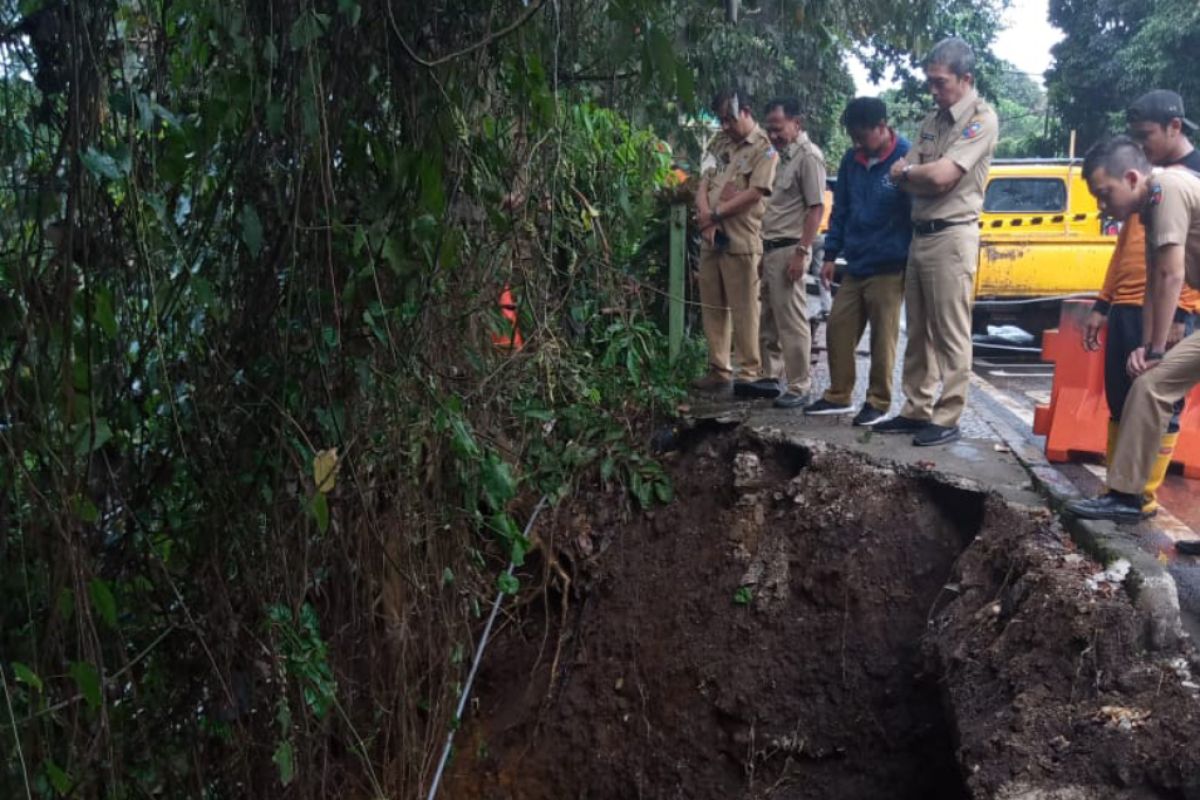 Dedie A Rachim minta segera perbaiki trotoar longsor di jalan Paledang Bogor