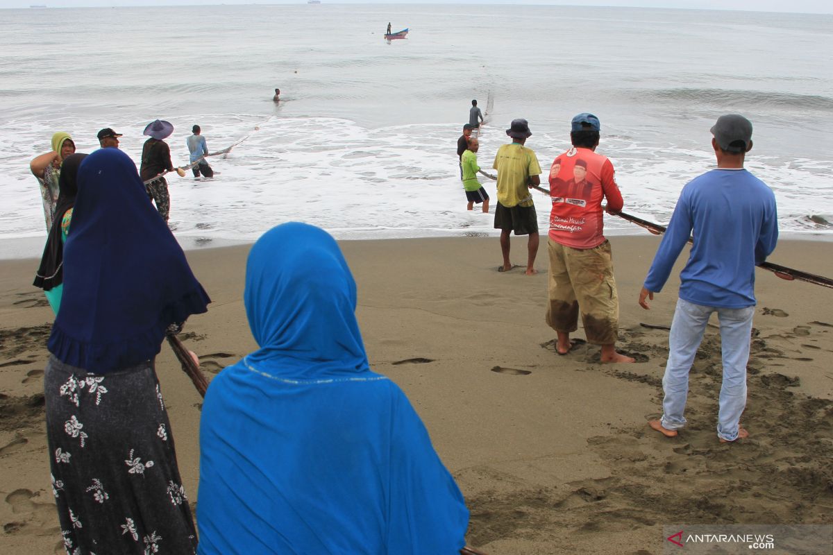 Lindungi nelayan, KKP kampanyekan "physical distancing" di pesisir