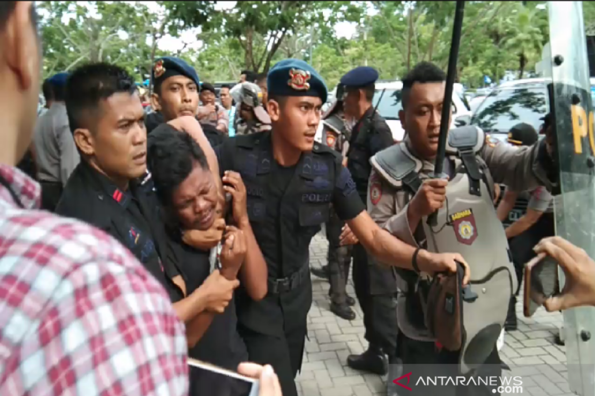 Polisi amankan dua orang yang diduga buat onar di lokasi kongres PAN