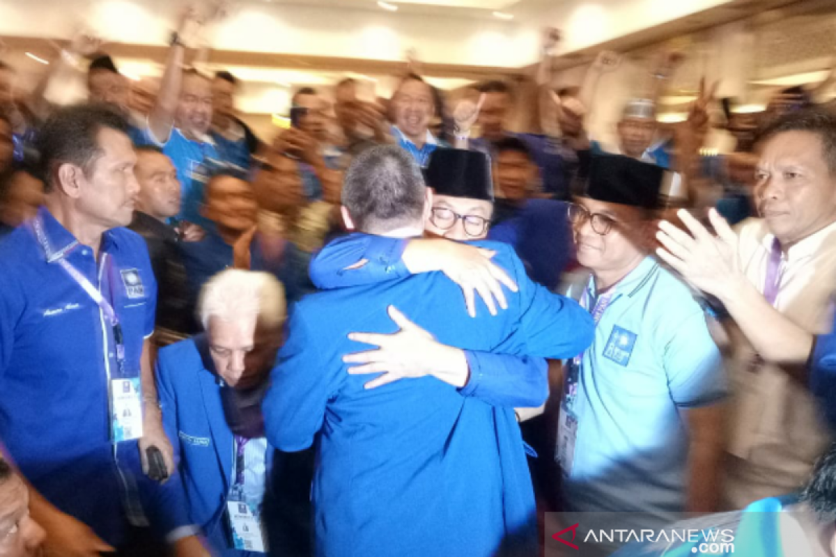 Sempat bentrok antarkubu, Zulkifli-Mulfachri akhiri dengan pelukan