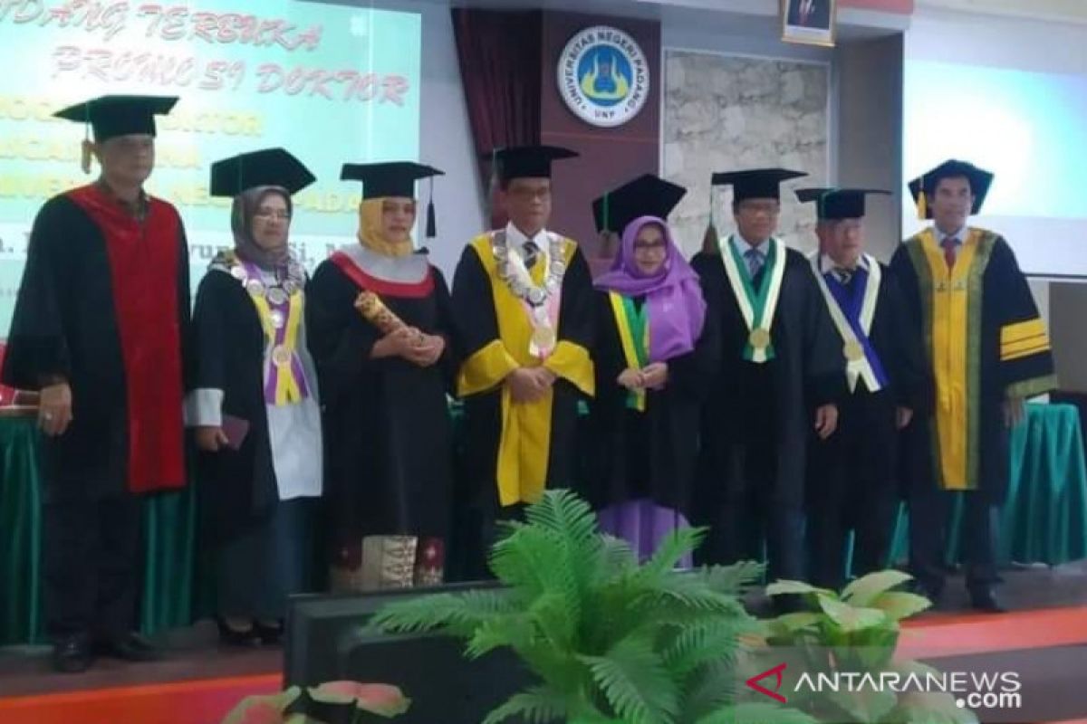 Sekretaris PWI Kampar raih gelar doktor dengan prediket cumlaude