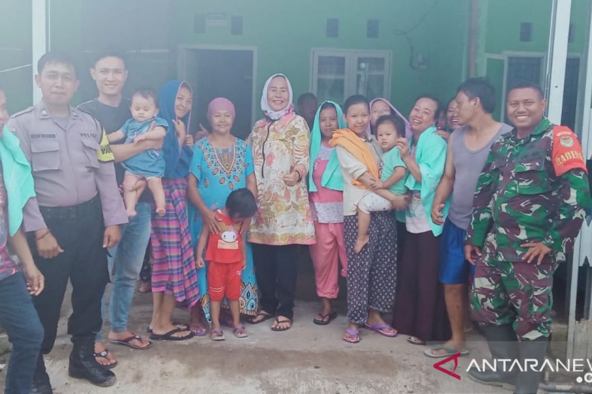 Bersama warga, Kades dan TNI/Polri berbagi keceriaan pascabanjir