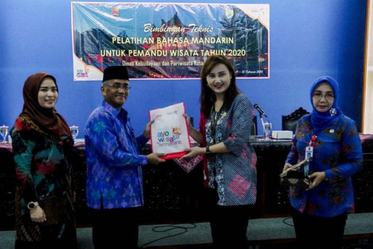 Pemandu wisata Kota  Semarang dilatih bahasa Mandarin