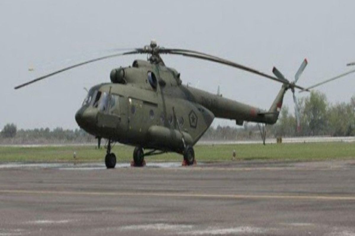 Polisi bantu TNI evakuasi bangkai helikopter MI-17