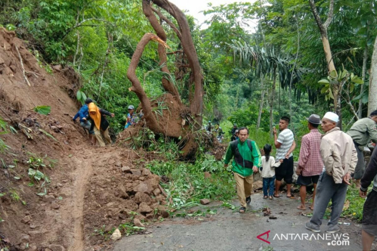 Jalan utama Pasir Kuda-Cianjur terputus akibat longsor