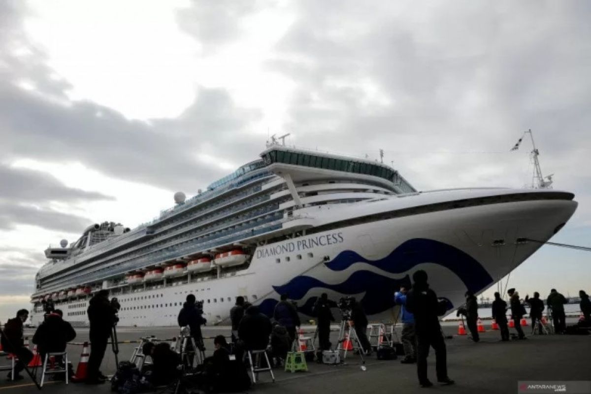 Kapal pesiar MS Westerdam  yang terombang-ambing berlabuh  di Kamboja setelah ditolak lima negara