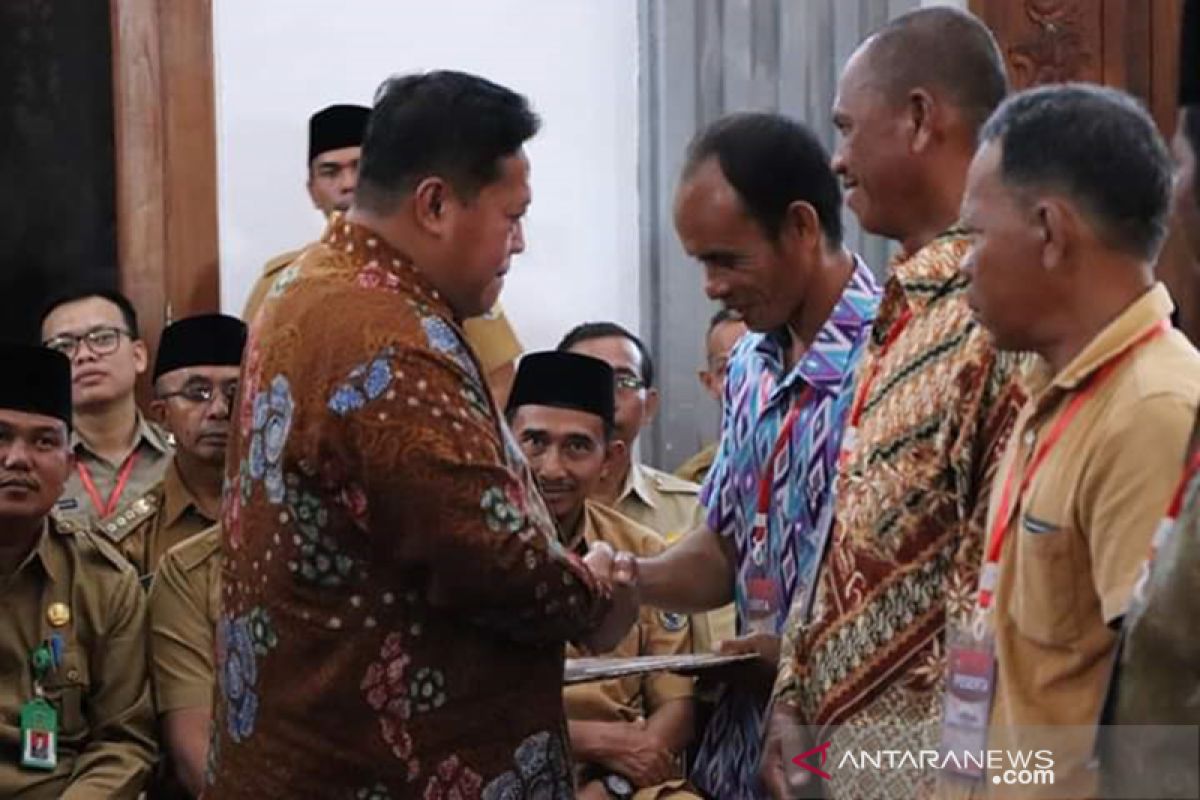 Bupati Mukomuko bagikan ratusan sertifikat kepada masyarakat