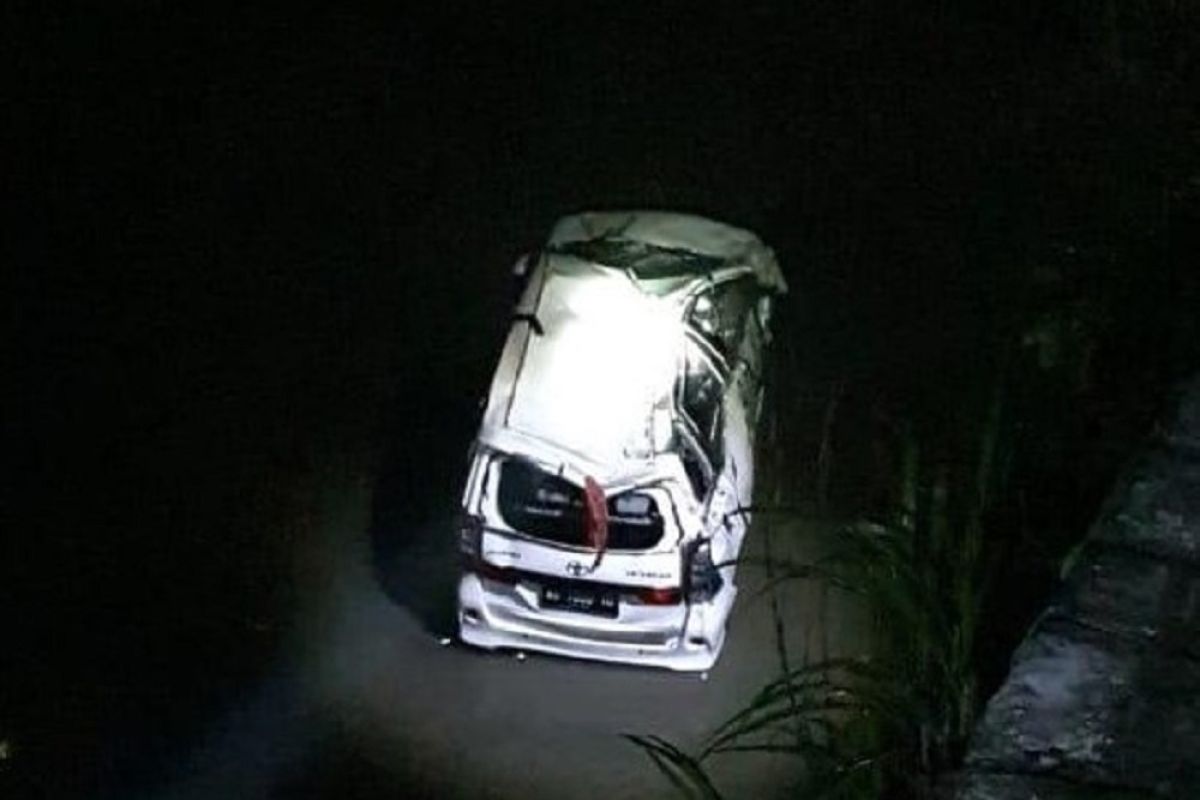 Polisi Blitar tangani mobil terjebur ke sungai satu meninggal