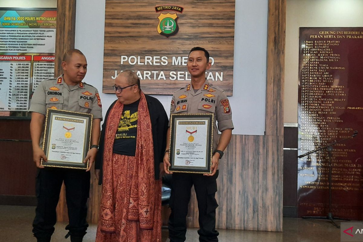 Mantan Kasat Reskrim Polres Jaksel AKBP Andi Sinjaya terima Muri